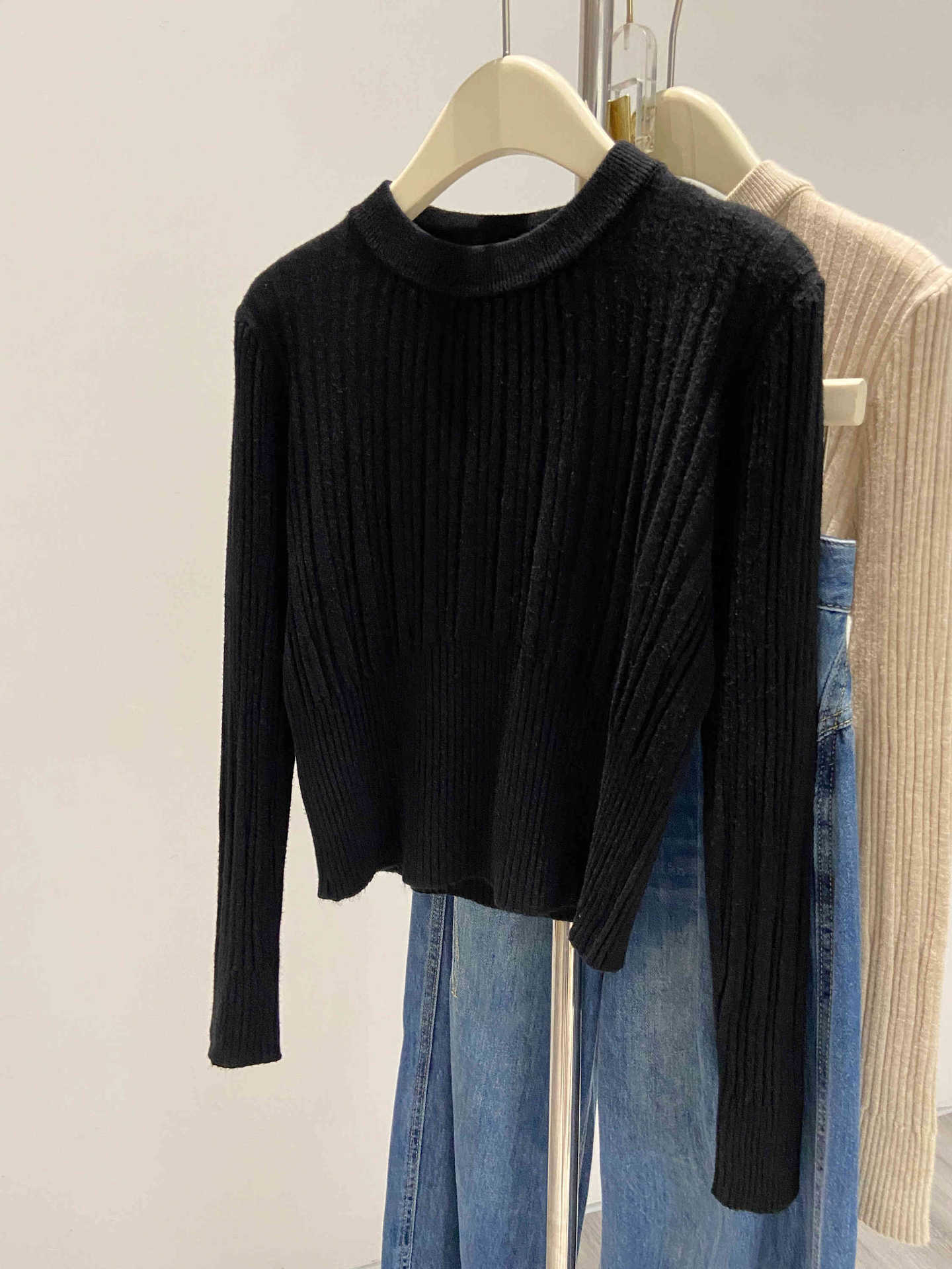 

Light and simple slim-fitting round neck bottoming top women s autumn and winter solid color inner with high-end pit strip knitted sweater L чорний