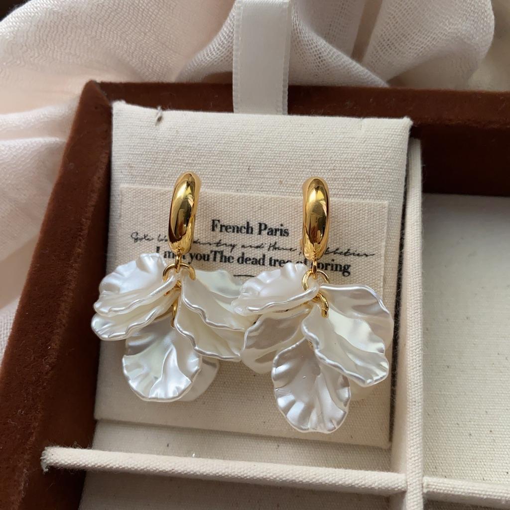 Multi-layer three-dimensional petal flower stud earrings, simple temperament, retro elegance, natural softness, daily high-end earrings
