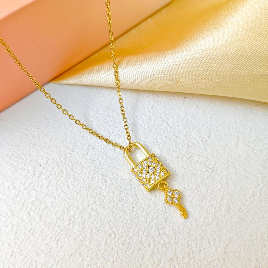 Women's Titanium Steel Key Lock Necklace - Simple, Trendy, Cold Aesthetic Collarbone Chain with Niche Design