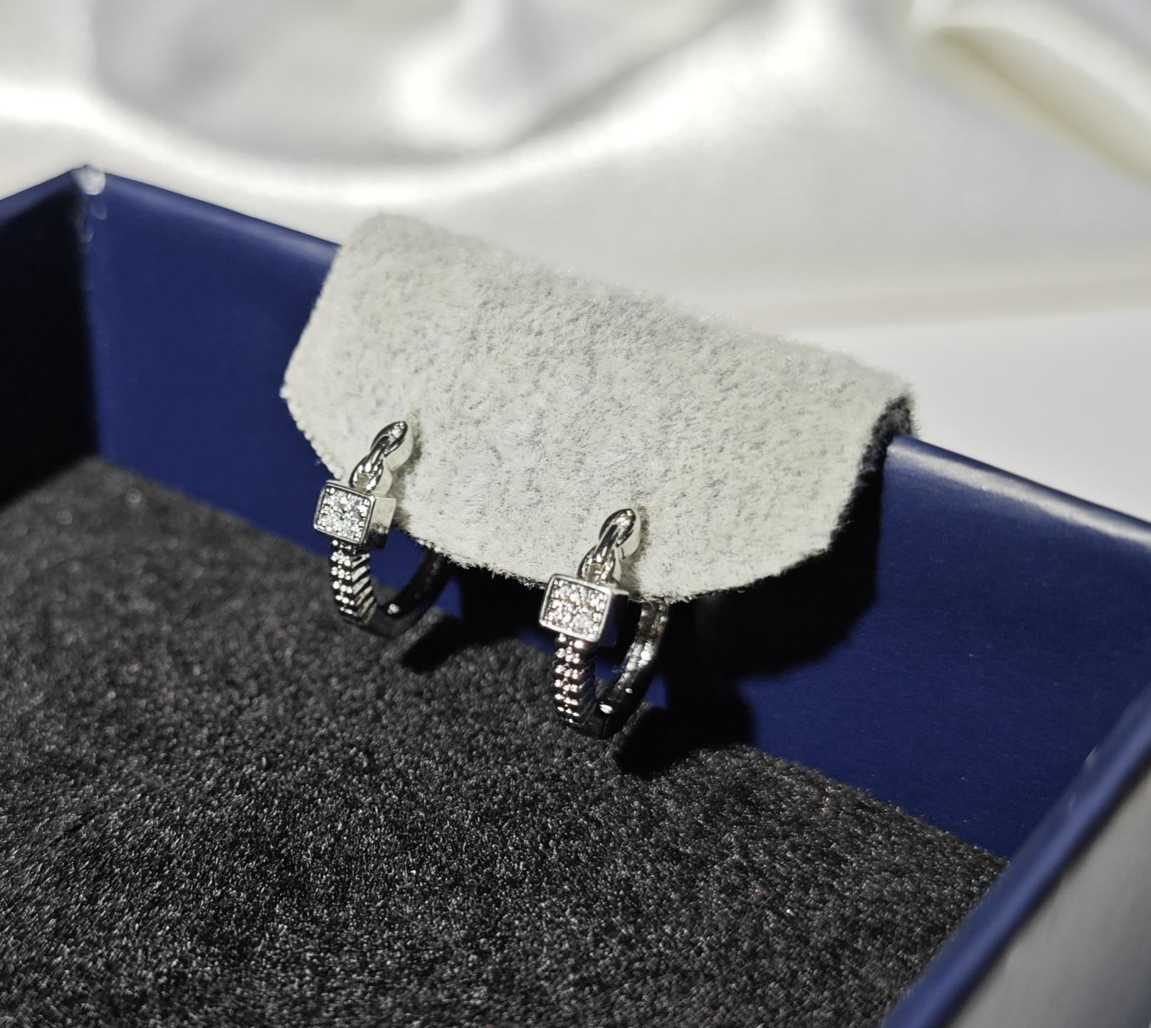 

Изысканные квадратные серьги-каффы с бриллиантами-вспышками: Минималистичные женские серьги-заявления в стиле легкой роскоши