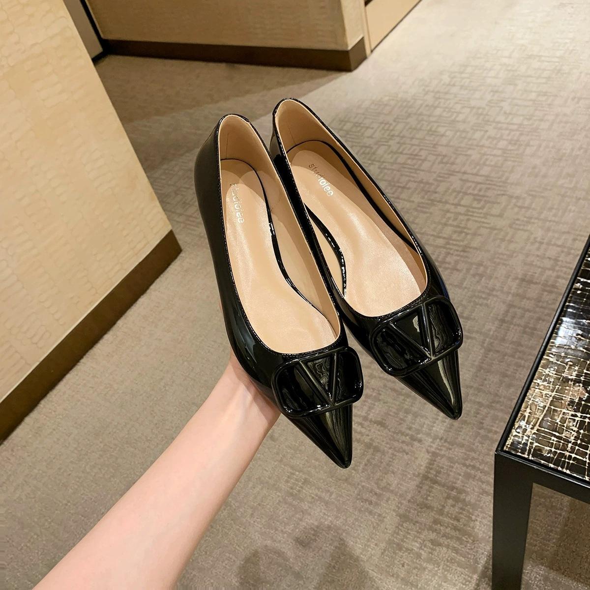 

Grape mother same style 2025 spring and summer new temperament small pointed celebrity style V buckle versatile shallow mouth flat sole shoes women 40 чёрный