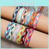 Trendiges Damenarmband mit Rautenmuster und buntem nepalesischem Quasten in Bohemian-Stil