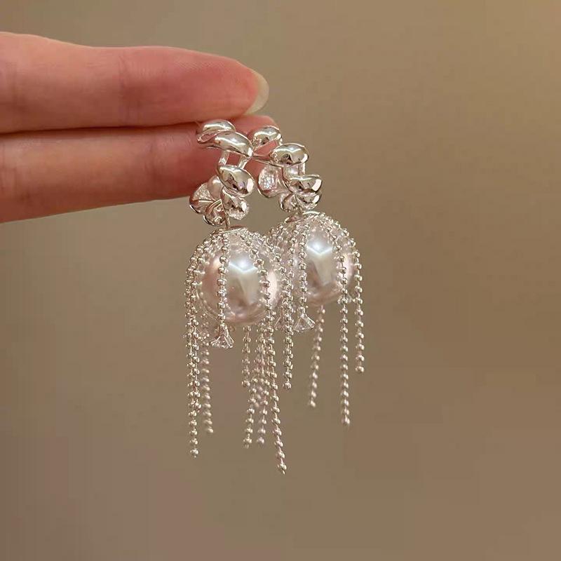 Silver Needle Tassel Pearl Earrings - Elegant Court Style Studs, Exquisite Round Design, Luxurious High-End Jewelry.