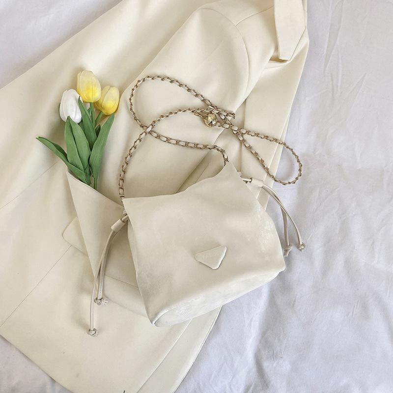 Simple new fashion bucket bag messenger bag popular chain handbag women's bag 2025 spring beautiful shoulder bag
