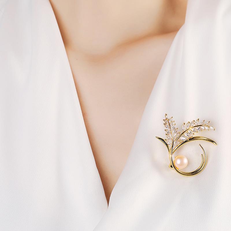 Elegant Copper Inlaid Zirconia Leaf Brooch with Freshwater Pearl