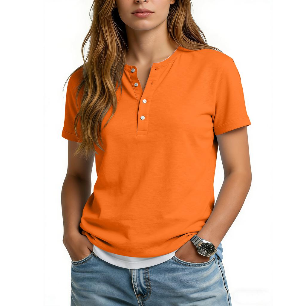 Dámské ležérní jednobarevné tričko s krátkým rukávem a výstřihem do V s ozdobnými knoflíky.