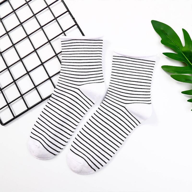 Damen Frühling Schwarz und Weiß Gestreift Gerollter Rand Bequem Nicht Eingeengter Fuß Locker Mond Sohn In Der Röhre Baumwollsocken