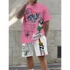Zomer set in Hip Hop stijl voor heren: Levendig Roze Shirt met Typografie & Witte Korte Broek met Schetspatroon. Coole Street Fashion voor Jongeren & Tieners