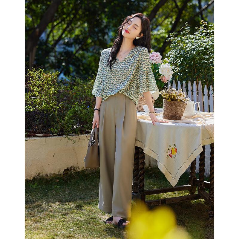 Women s V-Neck Pleated Trumpet Sleeve Blouse M