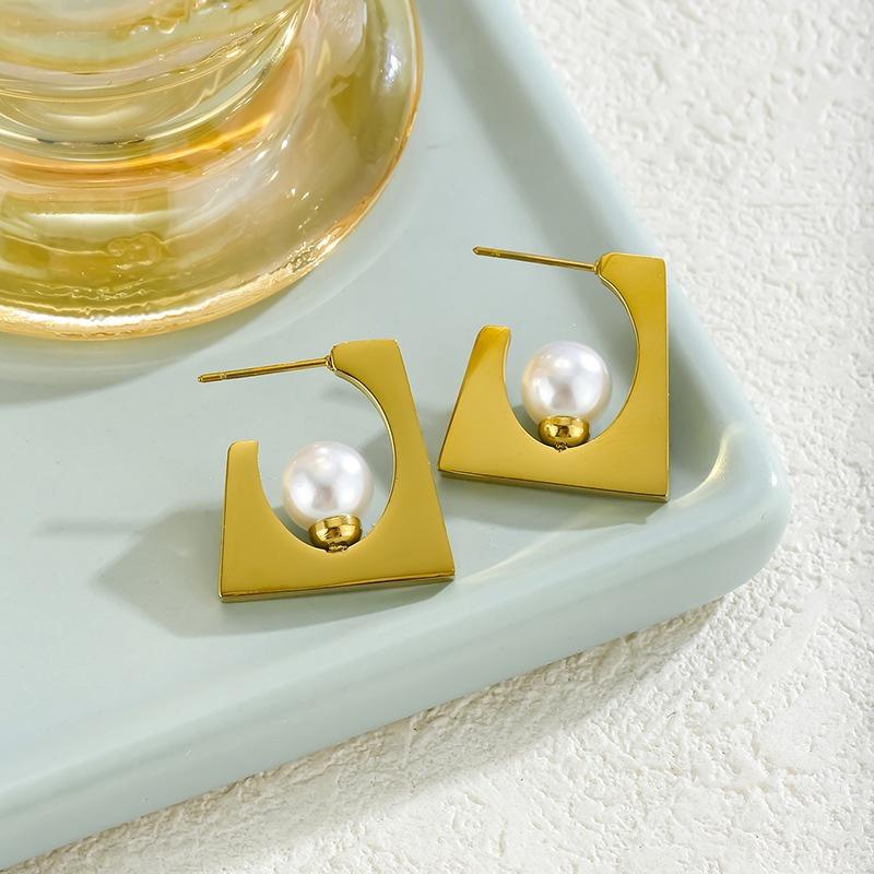 Retro Gold-Plated Geometric Pearl Earrings for Women