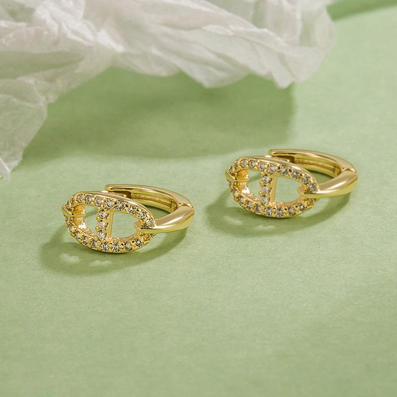 Trendy Geometric Ear Cuffs: Elegant Retro Style for Early Autumn 2023