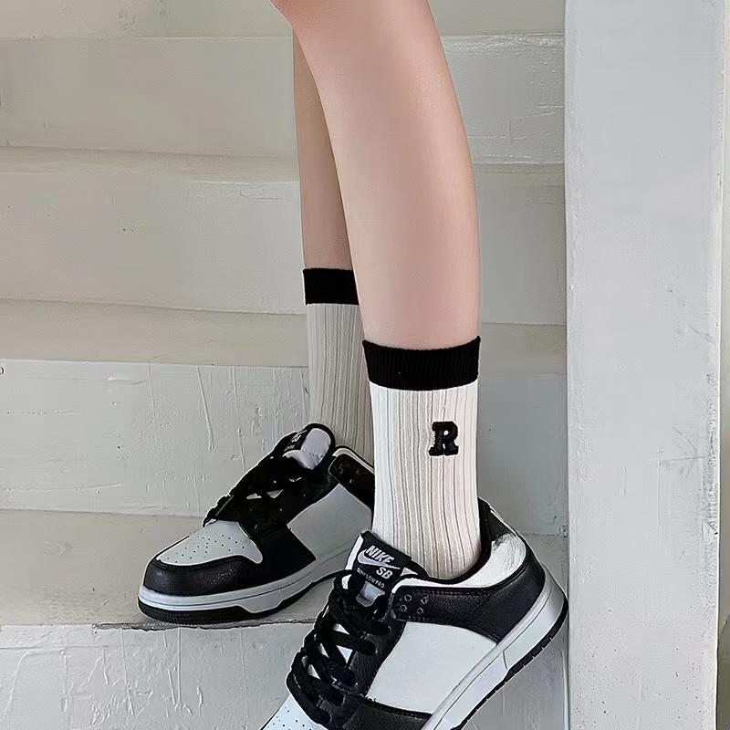 1 Pairs Fashion Black White Stripe Cotton Women Long Socks Versatile Simplicity Autumn Women's Sock New Hot Sale