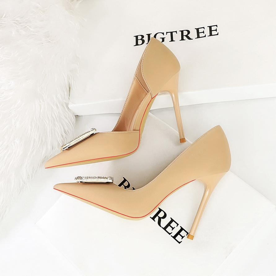 Fashionabla och minimalistiska smala klackar Ultrahöga klackar med långa klackar med spetsig sida, urholkade singelskor, högklackade skor för kvinnor