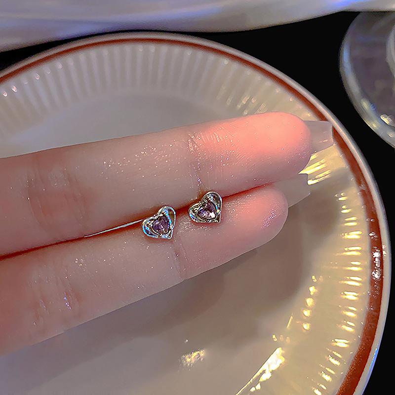 

1 пара роскошных серебряных сережек-гвоздиков в форме сердца для женщин и девочек, минималистичные серьги-гвоздики с кубическим цирконием, милые аксессуары, ювелирные изделия чёрный