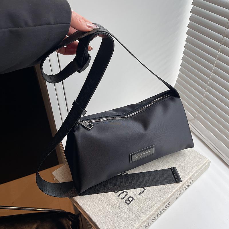 

Fashion casual small bag women s 2025 new nylon cloth pillow bag wide shoulder strap single shoulder messenger bag one piece delivery чёрный