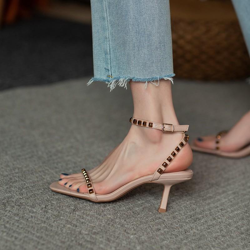 Sandales à rivets été pour femmes talon moyen 2024 nouvelles polyvalentes stiletto chaussures romaines marée ins célébrité Internet talons hauts professionnels