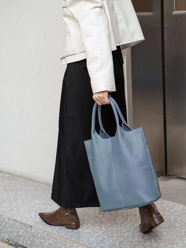 Geantă Găleată Strat Superior Piele de Vacă: Geantă de mână din piele moale naturală, Mare A4 pentru navetă, Stil casual versatil pentru guler alb