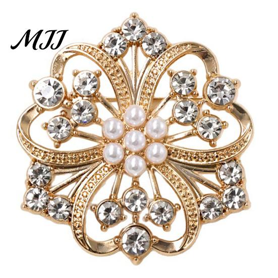 Vintage Style Brooch Solid Alloy Floral Brooch, Hollow Pattern Lapel Pin with Strong Secure Clasp Buckle Design, Electroplating Anti-Oxidation золотистый