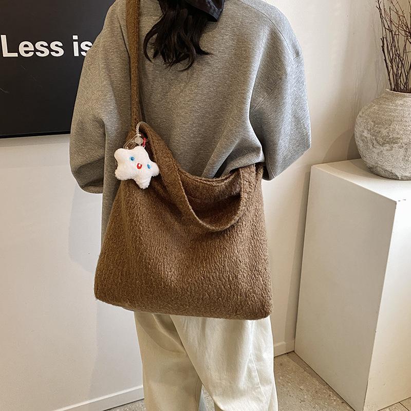 

Женская шерстяная сумка-тоут 2025 новая трендовая ретро-мода сумка-ведро повседневная большая вместительная сумка-мессенджер 41*8*38 коричневый