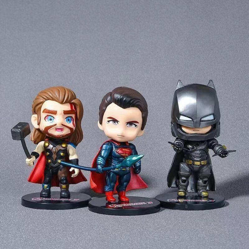 Scatola a Sorpresa Action Figures Marvel Avengers, Batman Iron Man Spider-Man Captain America Giocattoli, Ornamenti Modello da Collezione per Bambini e Fan