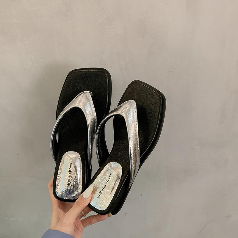 

3603 Пляжные шлепанцы женские лето 2025 мода повседневные нескользящие для улицы щиплют ноги крутые шлепки тренд 40 серебряный