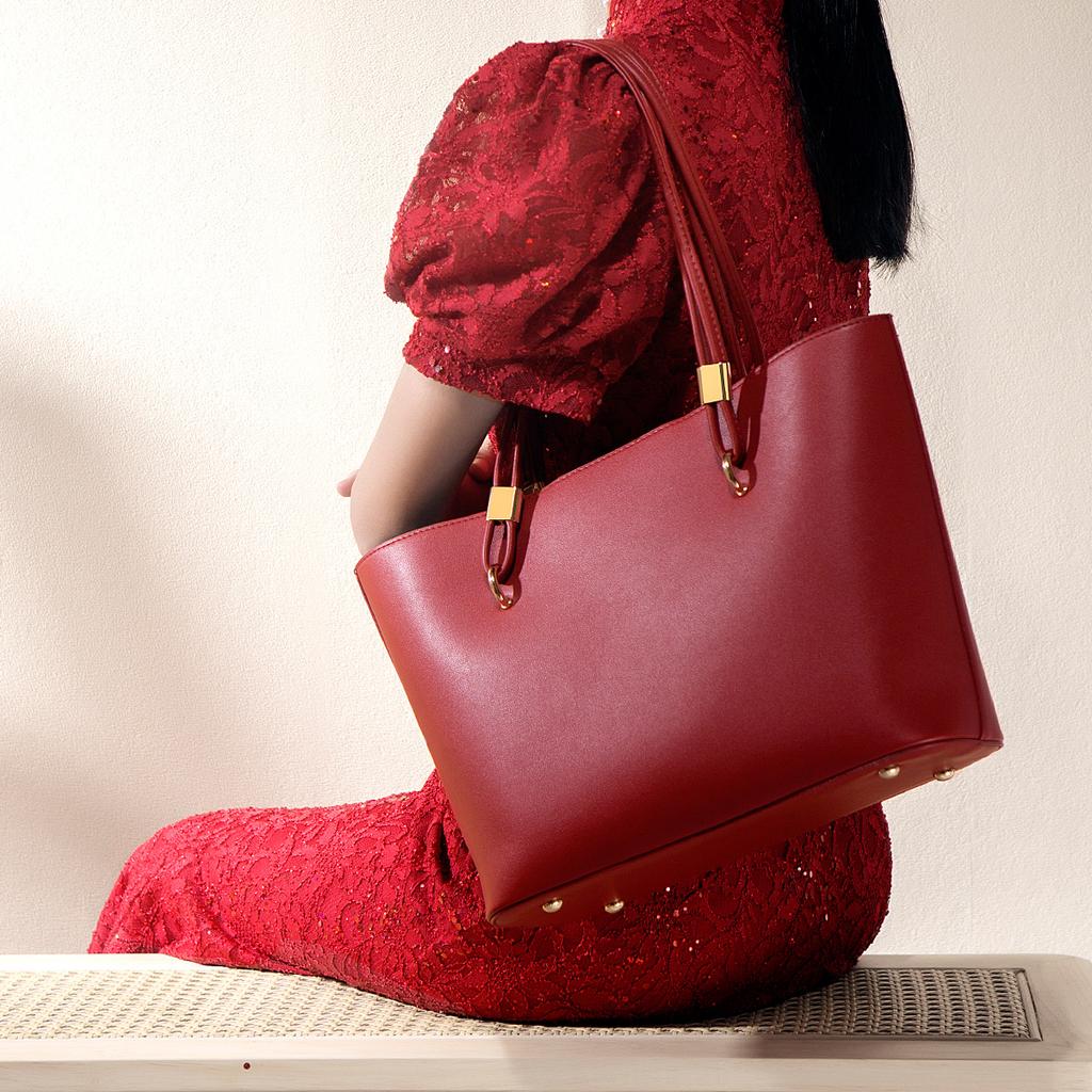 Wedding gift bag for elders, women's bag, mom's bag, 2024 winter new niche handbag, high-end large-capacity shoulder bag for women