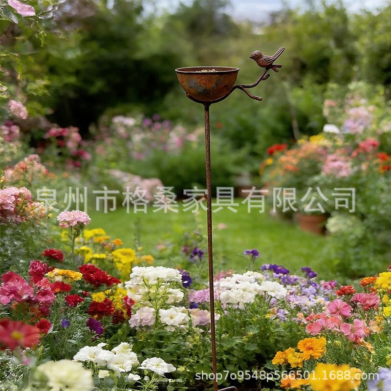Outdoor Garden Bird Bath Stake with Rust Finish Metal Construction Vintage Style Yard Decoration Bird Feeder Stand