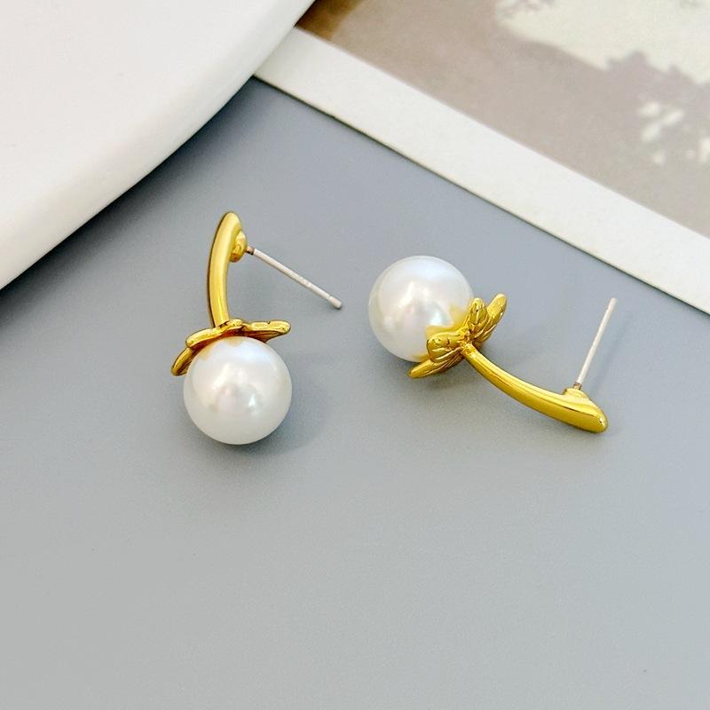 

French Fashion Light Luxury High-End Earrings Women S Exaggerated Temperament Leaf Stud Earrings