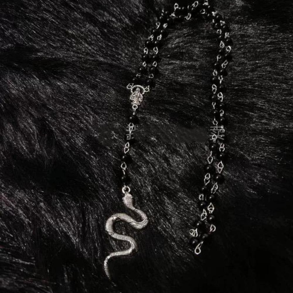 Gotischer Anhänger Schlangenförmig Silberfarbe Halskette mit schwarzen Rosenkranzperlen für Damen Halloween-Party Mystisches Hexen Schmuckzubehör