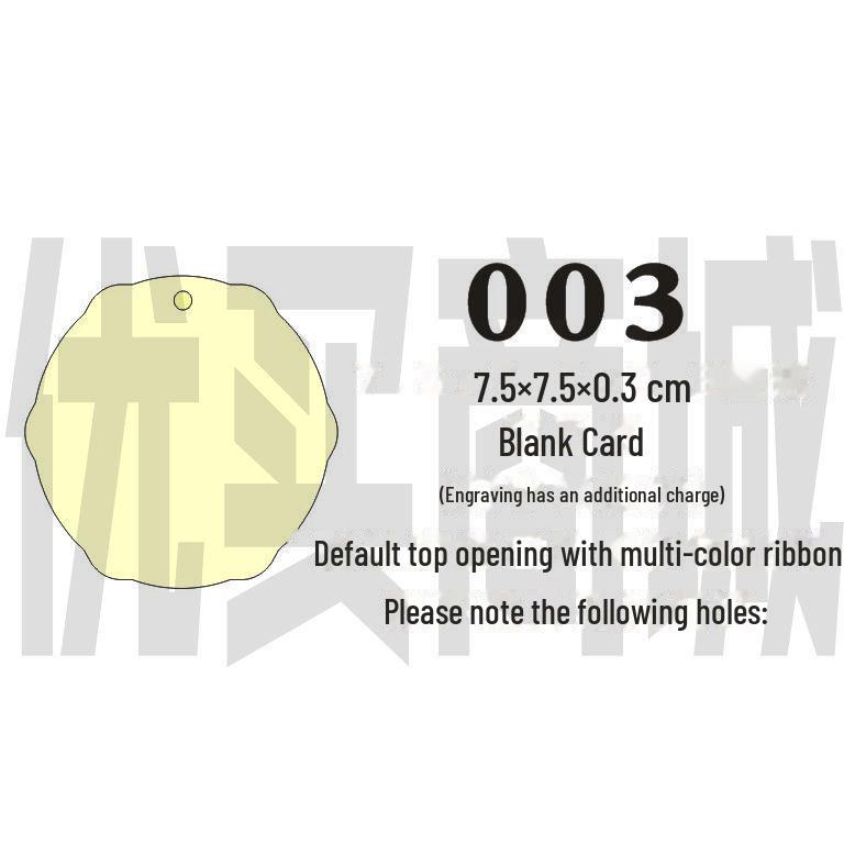 Gravovaná dřevěná karta s přáním s prázdnou visačkou a závěsnou cedulkou