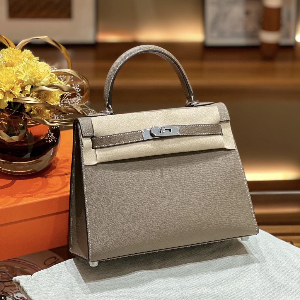 Dies ist eine hochwertige, maßgefertigte Tasche aus Epsom-Leder für Damen. Es eine Umhängetasche mit großem Fassungsvermögen aus Rindsleder