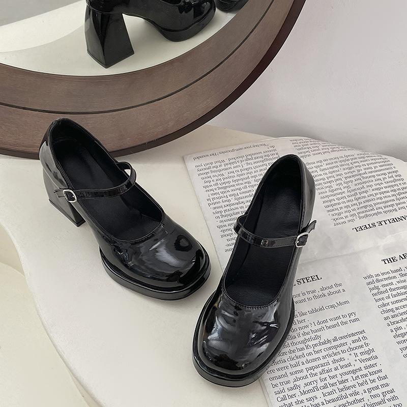 

Туфли Мэри Джейн женские 2025 новые весенние квадратный носок супер высокий каблук jk маленькие кожаные туфли лакированная кожа толстый каблук одинарные туфли 35
