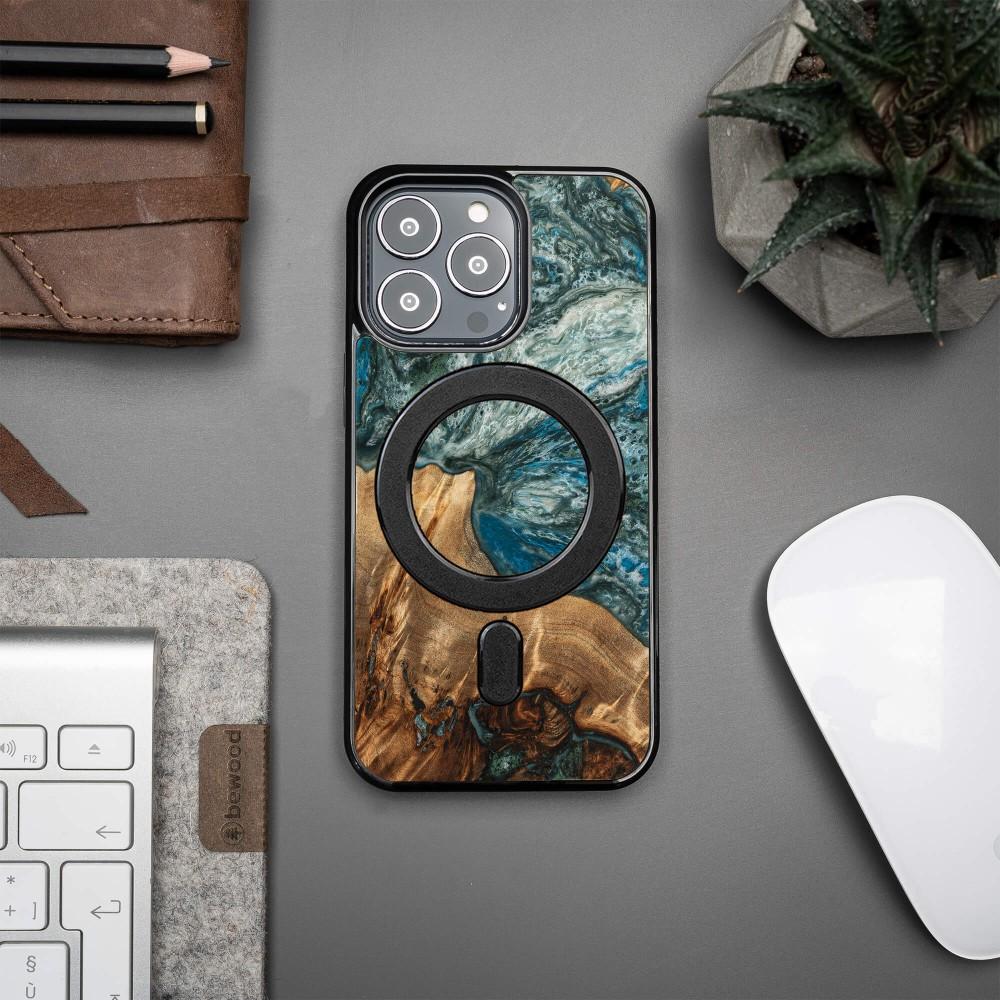 Bewood Unique case for iPhone 13 Pro - Planets - Earth with MagSafe