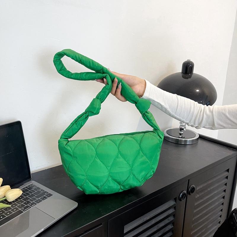 IELGY Versiunea coreeană de mare capacitate pentru femei a geanților cu găluște oblic cu un singur umăr, geantă moon retro din nailon brodat