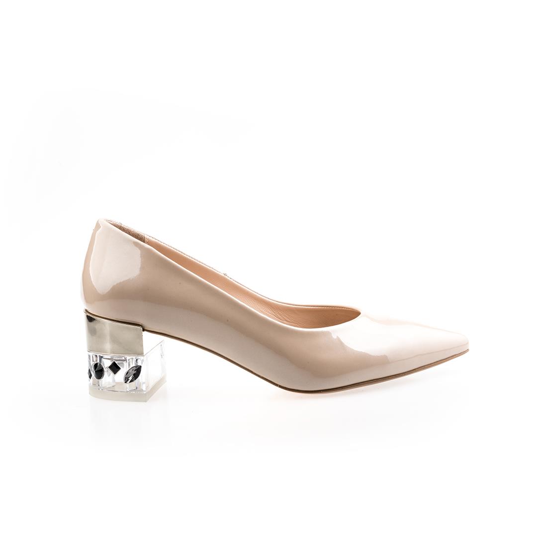 

Женская обувь из натуральной кожи особого дизайна на среднем каблуке