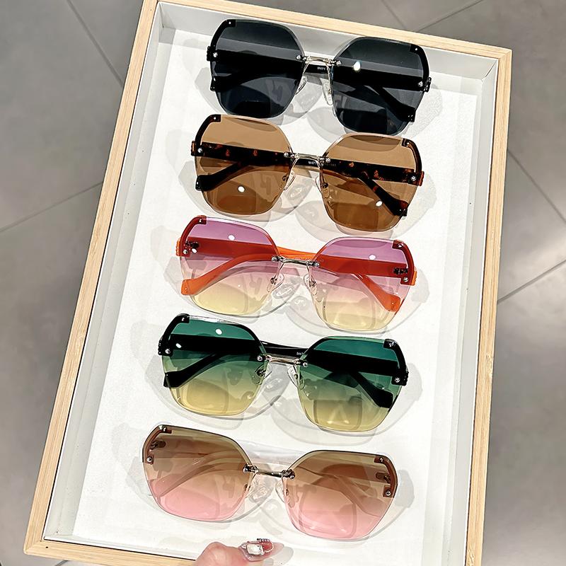 Frameless Sunglasses for Women, Sun Protection and UV Protection, Gradient, Fashionable and High-end Sunglasses