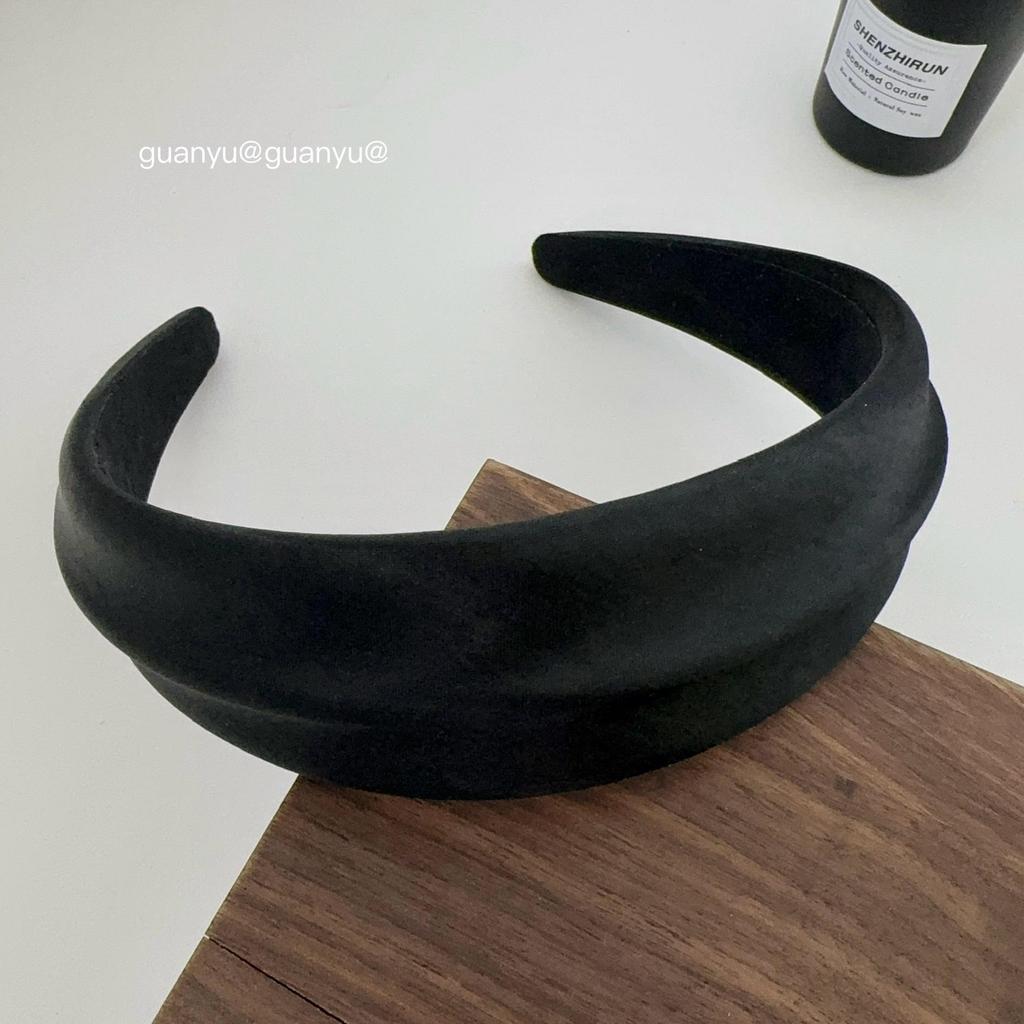 Satin Embossed Wide-Brim Headband: Chic, Versatile Hair Accessory for Women