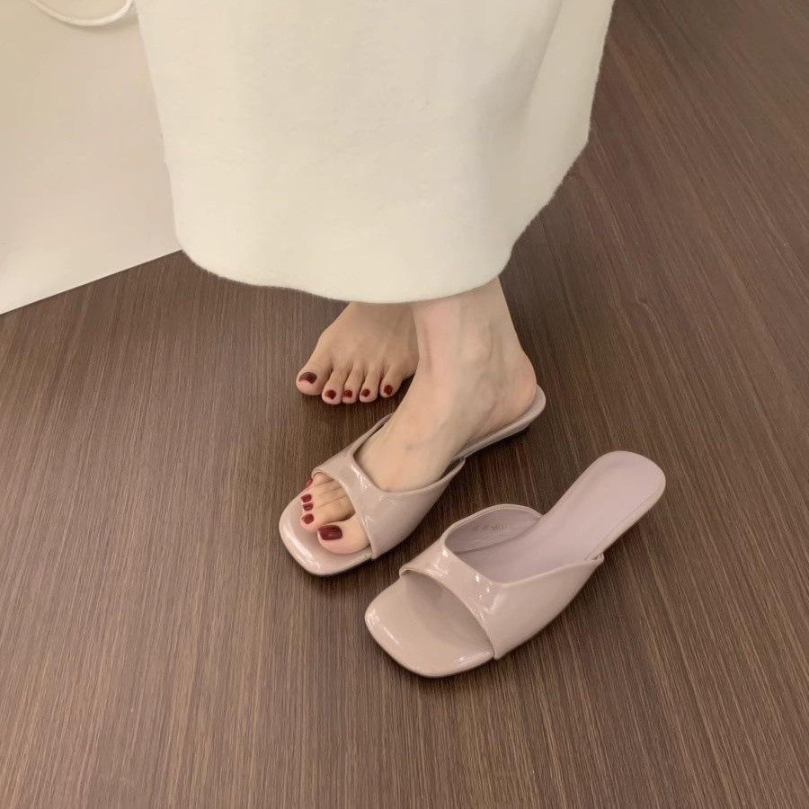 Simple and versatile open-toed square-headed patent leather one-word slippers, female summer wear is not tired, small slope heel fairy wind cool sli