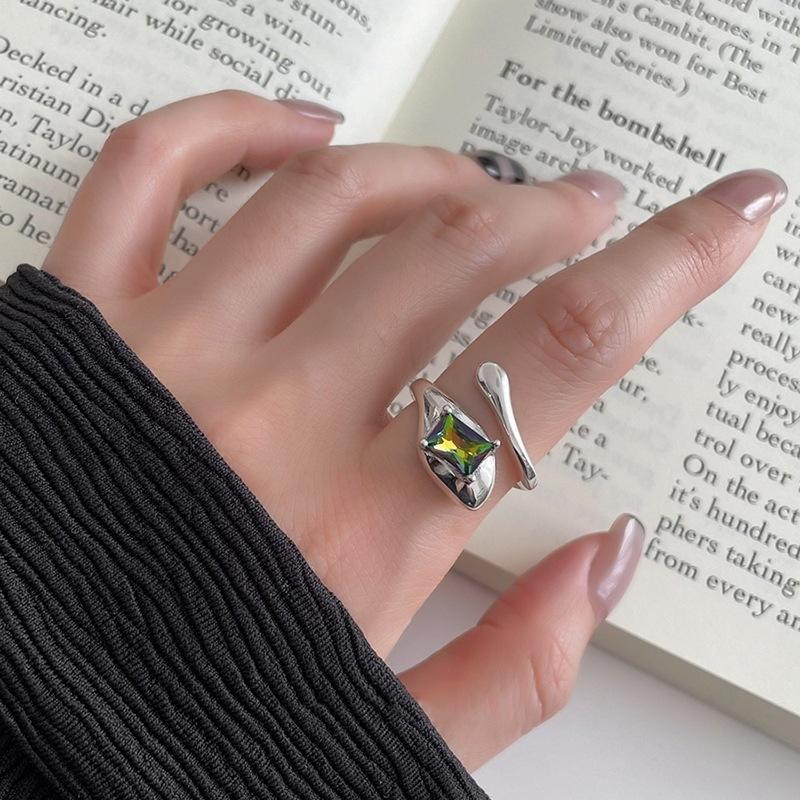 

Вдохновленное корейской модой женское кольцо с уникальным нерегулярным дизайном и регулируемым гибким ободком