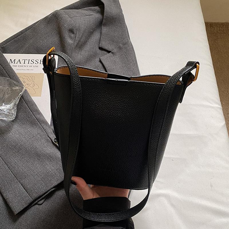 This Year's Hot Sale, Simple Temperament, Advanced Sense, Lychee Pattern Bucket Bag, Work Leisure Commuting Versatile Messenger Child and Mother Bag