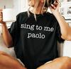 Sing To Me Paolo Minimal Weißer Text Schwarzes Übergroßes Baumwoll-T-Shirt, Viraler Internet-Trend Einfache Typografie T-Shirt, Popkultur Meme Zitat T-Shirt