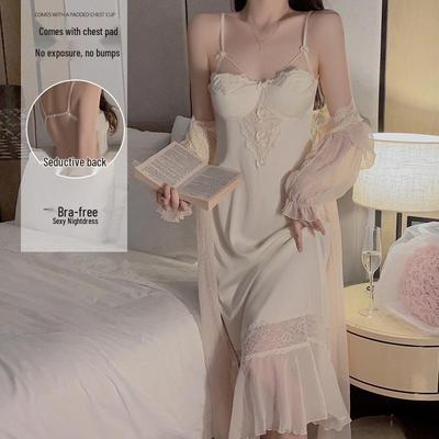 Magnifique Ensemble de Loungewear P3345 Robe Dos Nu à Bretelles Fines en Soie Glacée avec Soutien-gorge en Maille Rembourrée