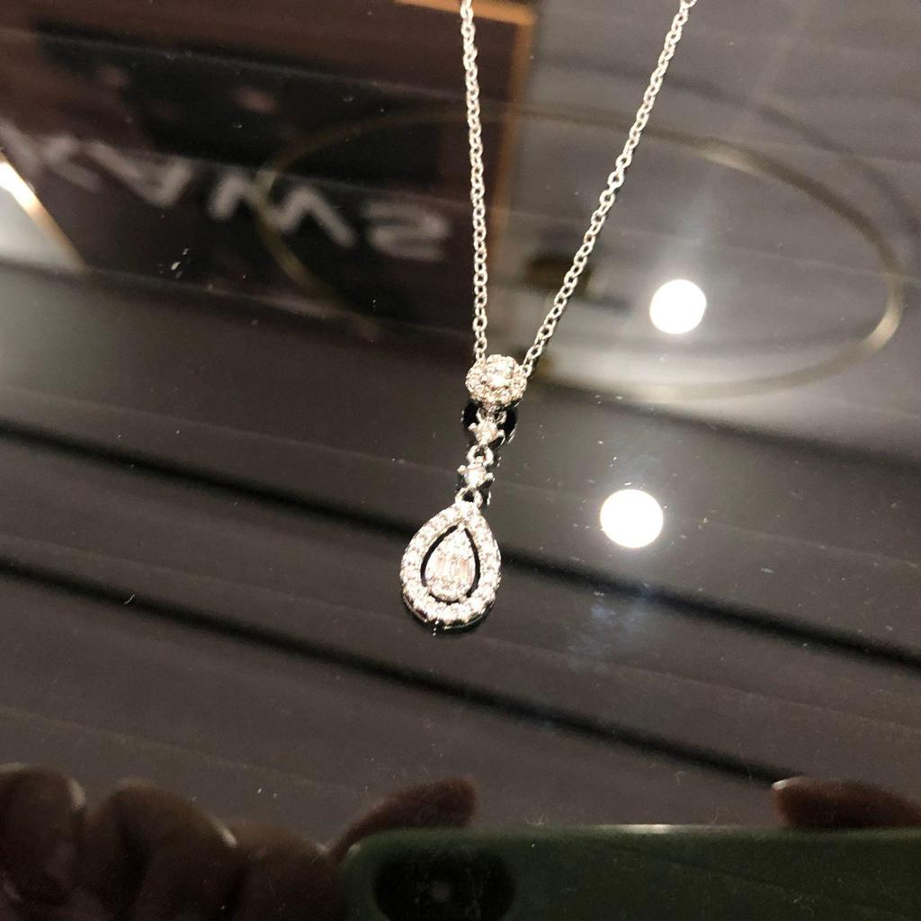 Luxury Pear-Shaped Diamond Pendant Necklace for Women – Water Drop Design with Clavicle Chain.