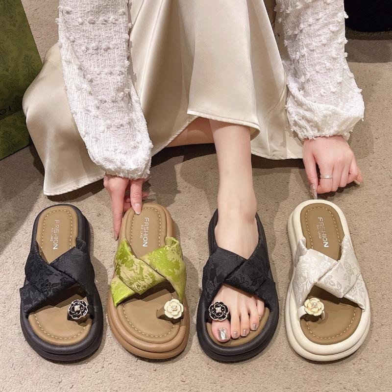 Thick-soled slippers women's summer outer wear 2025 new popular camellia set toe sandals with skirt new Chinese one-word drag