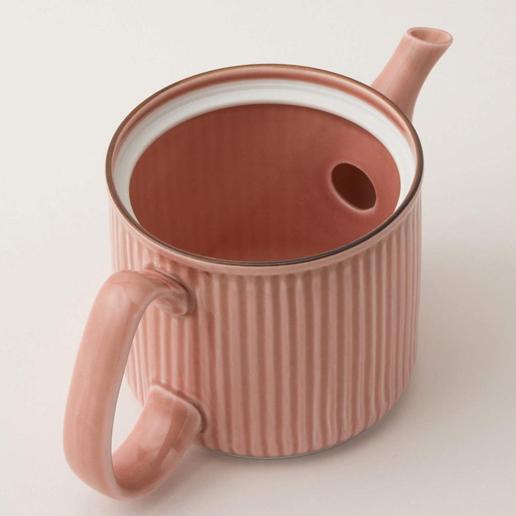 This lightweight teapot features a hand-painted floral lid, a 10cm diameter, and a 470ml capacity in a lovely pink. It includes a super-fine