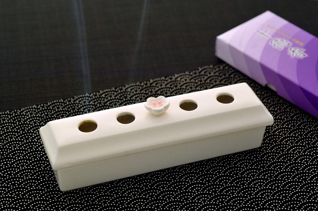 Seto Pottery Incense Case, Horizontal Incense Holder, for Obon, Buddhist Altar, and Memorial Service, White, Approx. 5cm Deep x 18.3cm Wide (Inner