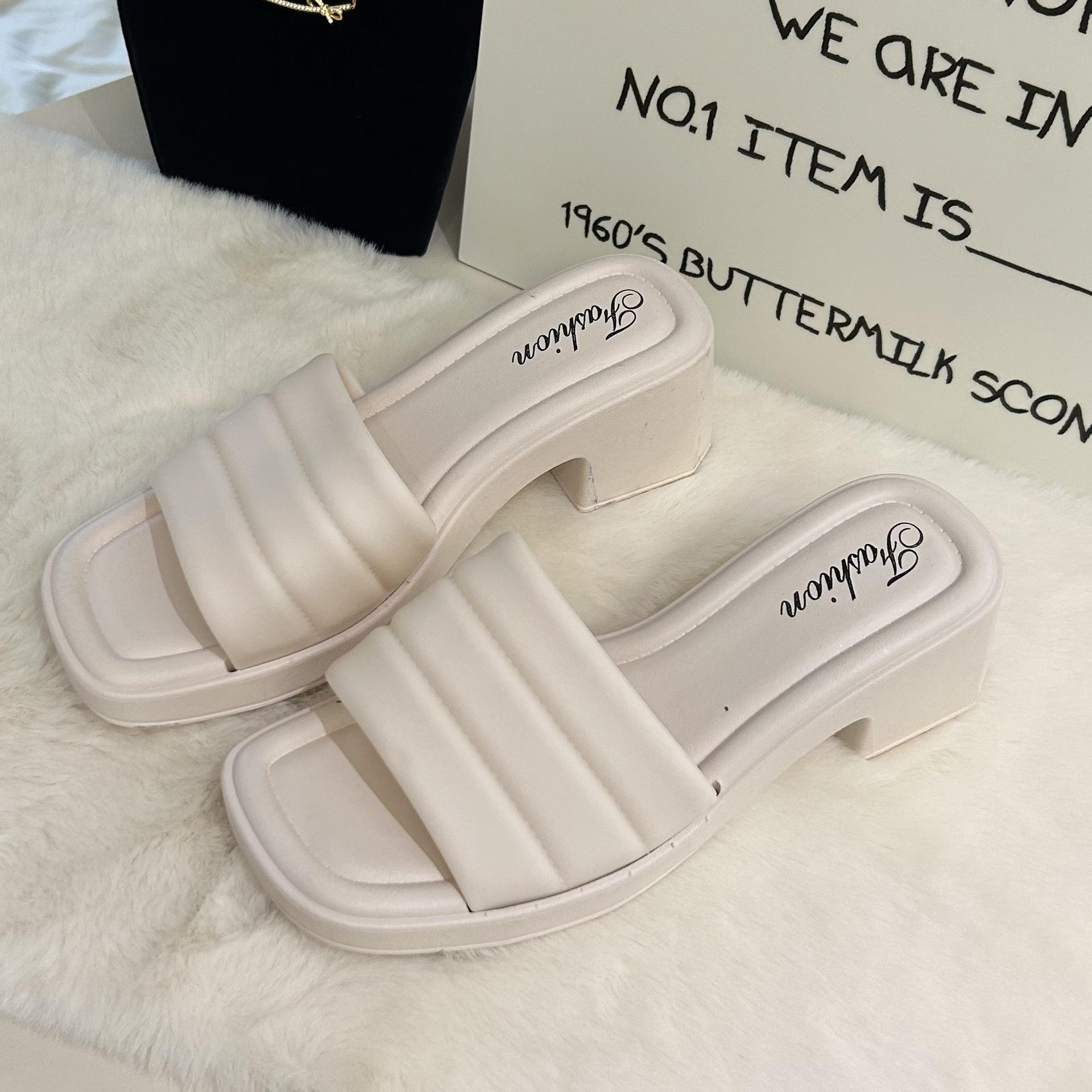 

Жіночі літні тапочки на високих підборах: Модні плісировані феєричні шльопанці на товстому корейському каблуці. 38-39