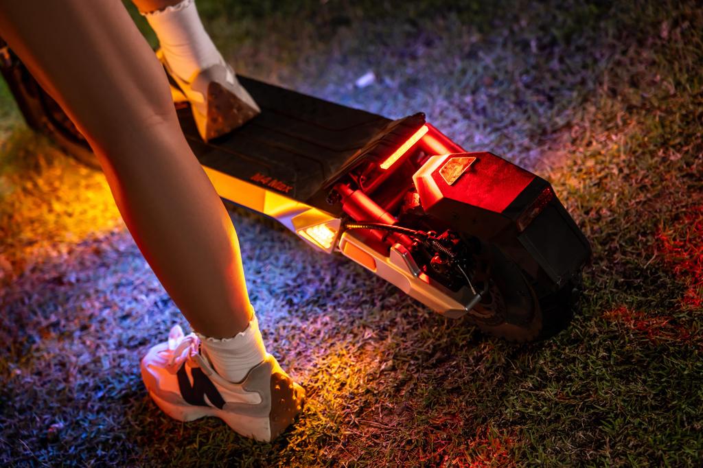 KuKirin M4 Max Elektroroller 800W Motor, 48V 18.2AH Batterie, 45 km/h Geschwindigkeit, 64 km Reichweite, 10-Zoll Reifen, IP54 E-Scooter