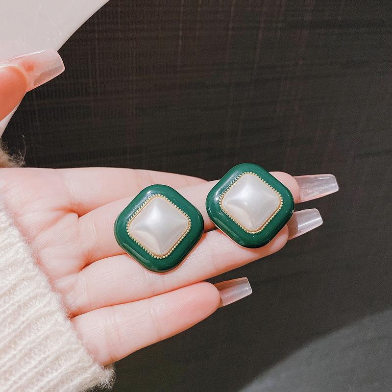 Stylish and simple square high-end stud earrings, women's geometric versatile temperament earrings, elegant and atmospheric earrings.