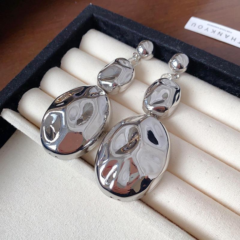 

European and American pleated oval splicing necklace exaggerated and simple design collarbone chain versatile fashion temperament necklace women